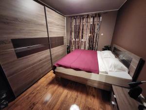 Tempat tidur dalam kamar di Rustica Nocte Home apartman