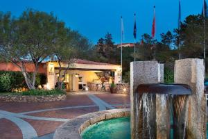 una fuente de agua frente a un edificio en Cervo Hotel,Costa Smeralda Resort, en Porto Cervo