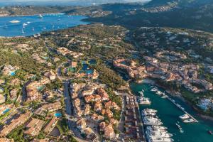 una vista aérea de un puerto con barcos en Cervo Hotel,Costa Smeralda Resort, en Porto Cervo