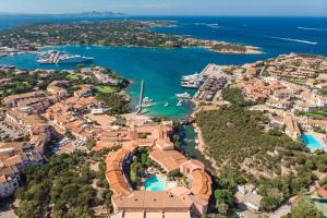 una vista aérea de un complejo con puerto en Cervo Hotel,Costa Smeralda Resort, en Porto Cervo