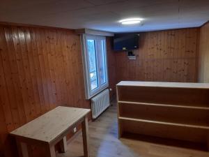 Habitación con bañera, mesa y ventana en Gasthaus Schwand, en Engelberg