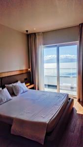 Sunset Shoreline Saranda - Sea View - Free Private Parking - Pool में एक कमरे में एक या कई बेड