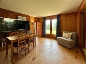 sala de estar con mesa y sofá en Peace & comfort - Great views and location, en Villars-sur-Ollon