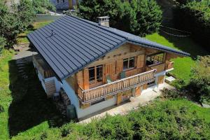 una vista aérea de una casa con techo en Peace & comfort - Great views and location, en Villars-sur-Ollon