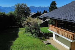 Casa con balcón con montañas en el fondo en Peace & comfort - Great views and location, en Villars-sur-Ollon