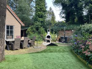 Taman di luar Bosboerderij de Goudsberg met hottub in tuin