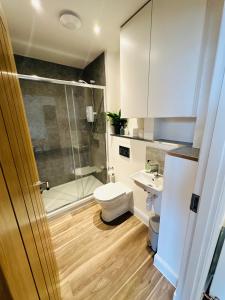 A bathroom at Barnet House Serviced Apartments