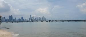 eine Brücke über einen Fluss mit einer Stadt im Hintergrund in der Unterkunft Hospedaje panama in Panama-Stadt