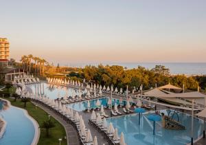 una vista aérea de una piscina del complejo con sillas blancas en Akra Sorgun Tui Blue Sensatori - Ultra All Inclusive, en Side