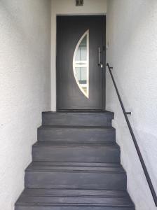 eine Treppe mit einer Tür und einem runden Fenster in der Unterkunft B&D apartment in Maribor