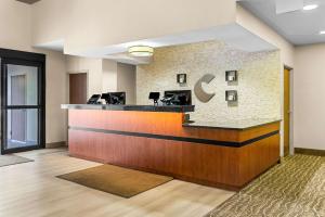 um lobby de hotel com um balcão de dinheiro com um sinal de cbucks em Comfort Suites Grayslake near Libertyville North em Grayslake