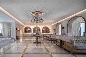 un grand hall avec des chaises et un lustre dans l'établissement Saint John Hotel Villas & Spa, à Agios Ioannis Mykonos