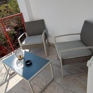 2 chaises et une table sur un balcon dans l'établissement Check-In Kaya, à Sibiu