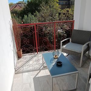 d'une terrasse avec une table et une chaise sur un balcon. dans l'établissement Check-In Kaya, à Sibiu