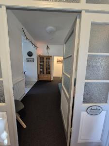 a hallway with a door leading to a room at Gästehaus bed & kitchen in Schleswig