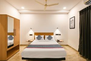 - une chambre avec un grand lit dans l'établissement Super Townhouse De Alphabet Karmanghat, à Hyderabad