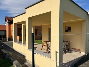 una casa con vista su un patio di Minihaus in Zagreb a Sesvete