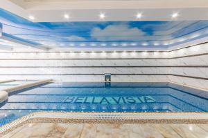 - une piscine dans un bâtiment doté d'un plafond dans l'établissement Hotel Bellavista & Spa, à Bukovel