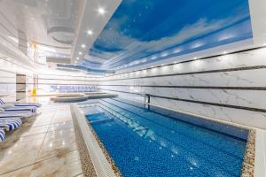 - une piscine dans un bâtiment doté d'un plafond dans l'établissement Hotel Bellavista & Spa, à Bukovel