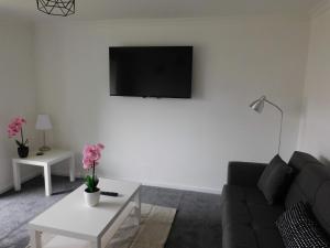 TV tai viihdekeskus majoituspaikassa Newly refurbished 3 bedroom home in East Kilbride