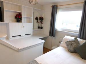 Majoituspaikan Newly refurbished 3 bedroom home in East Kilbride keittiö tai keittotila