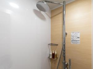 een douche in een badkamer met een glazen deur bij Nishitetsu Hotel Croom Nagoya in Nagoya