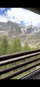 una finestra del treno con vista sulla catena montuosa di Cervinia Snow Dream Apartments a Breuil-Cervinia