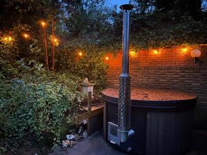 Taman di luar Bosboerderij de Goudsberg met hottub in tuin