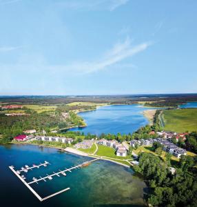 una vista aerea di un resort su un lago di Maremüritz Yachthafen Resort a Waren