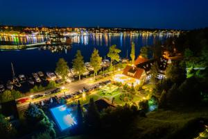 una vista aérea de un puerto deportivo por la noche en Amax Boutique Hotel, en Mikołajki