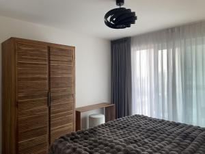 1 dormitorio con cama y ventana grande en Stadthafenapartments, en Rostock