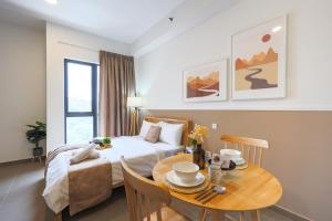 una camera d'albergo con letto e tavolo, un letto e una sala da pranzo di Mossaz Suites by Mykey Global a Petaling Jaya