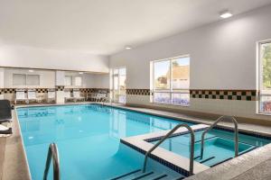 una grande piscina con acqua blu in un edificio di Days Inn by Wyndham Hershey a Hershey