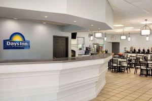 vista su un ristorante diurno con bar di Days Inn by Wyndham Hershey a Hershey