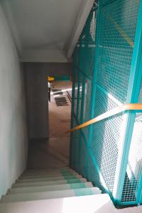 una escalera en un edificio con una pared verde en Campus Inspire Хмельницький, en Khmelʼnytsʼkyy