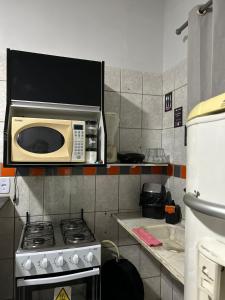 A kitchen or kitchenette at Flat Girassol 03, Próximo ao centro, JK , Ifto