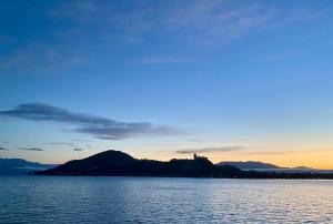 vista di un grande bacino d'acqua al tramonto di Rest and Relax Arona - On the lake ad Arona