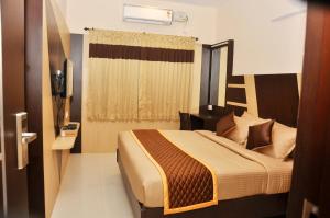 1 dormitorio con 1 cama grande en una habitación en Harikrishna Park, en Coimbatore