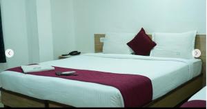 cama blanca grande con mando a distancia en i5 HOTEL, en Chennai