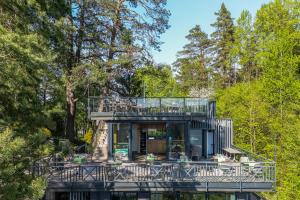 ein Glashaus mitten im Wald in der Unterkunft "Seklytele" apartments in Birštonas