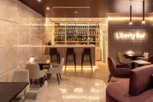 Area lounge atau bar di America Diamonds Hotel