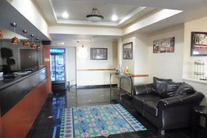 Red Roof Inn & Suites Galloway में टेलीविजन और/या मनोरंजन केंद्र