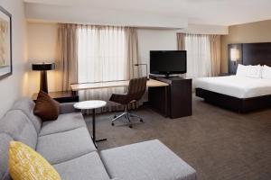 een hotelkamer met een bank en een bed bij Residence Inn Arlington in Arlington