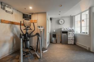 Fitnes centar i/ili fitnes sadržaji u objektu Holiday Inn Express & Suites Tremblant, an IHG Hotel