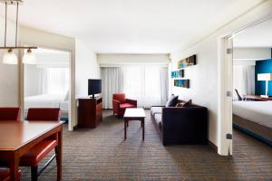 une chambre d'hôtel avec un lit et un salon dans l'établissement Residence Inn by Marriott Killeen, à Killeen