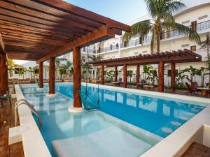 Hồ bơi trong/gần HM Playa del Carmen