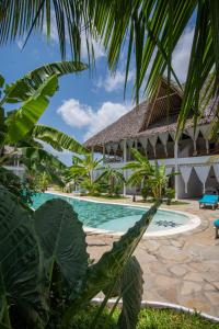 widok na basen w ośrodku w obiekcie Cacuki Boutique House w mieście Watamu