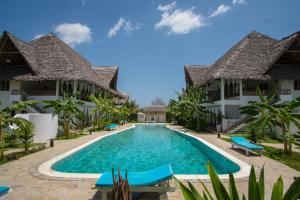 widok na basen w ośrodku w obiekcie Cacuki Boutique House w mieście Watamu