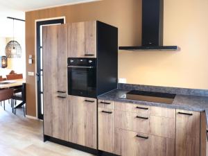 Una cocina o kitchenette en Luxury villa on Frisian water