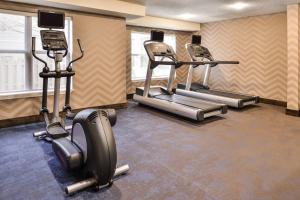 een fitnessruimte met 3 cardio-apparaten in een kamer bij Residence Inn by Marriott Branson in Branson